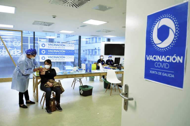 Más del 55,5% de la población gallega a vacunar contra Covid ha recibido al menos una dosis