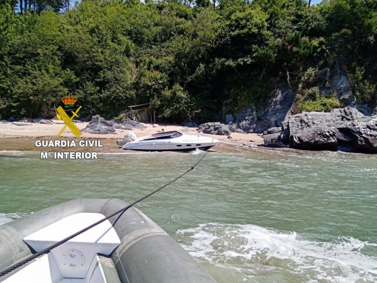 La Guardia Civil auxilia a una embarcación de recreo encallada en la arena en la desembocadura del Río Mandeo
