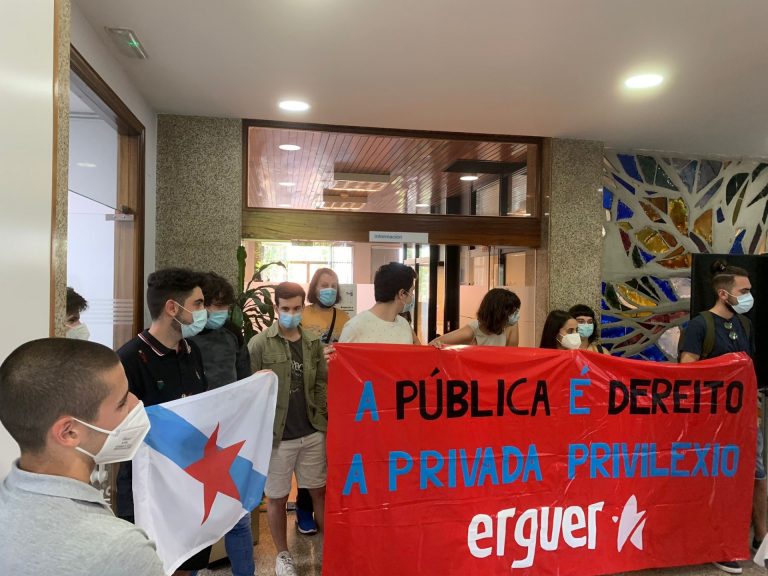 La organización estudiantil Erguer ‘ocupa’ la sede de IESIDE en Vigo en rechazo al modelo de universidad privada