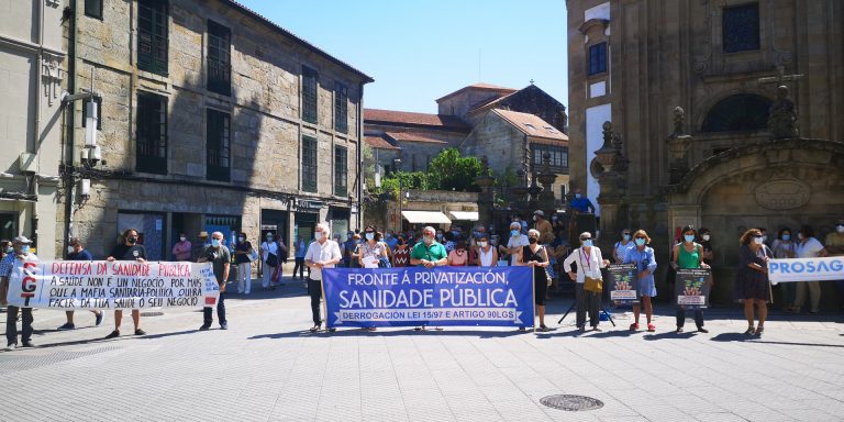 Decenas de personas piden en Pontevedra derogar las leyes que causan el «colapso» del sistema sanitario público