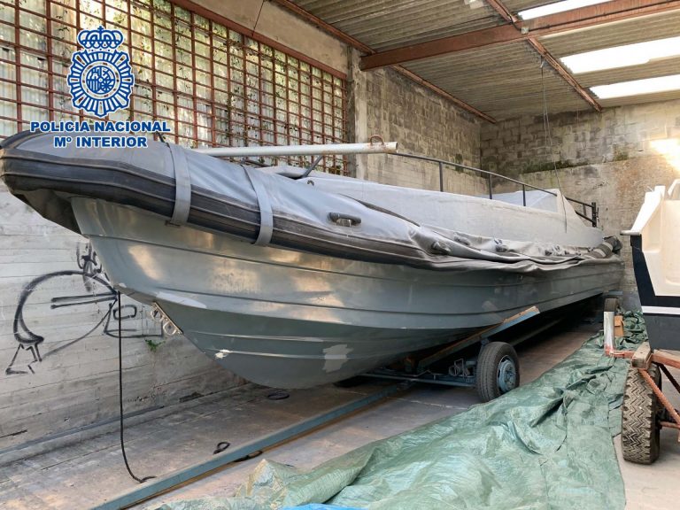 Detenido un guardador de la nave que albergaba dos lanchas preparadas para el narcotráfico en Ribeira (A Coruña)