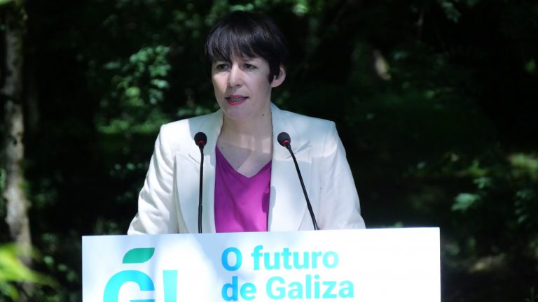Pontón critica el modelo eólico de Feijóo, quien «se vende a las eléctricas en contra de los intereses de Galicia»