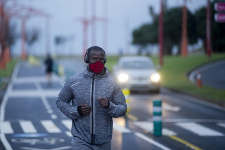 Feijóo apela al Gobierno a «no llegar tarde» en cómo retirar la mascarilla en exteriores