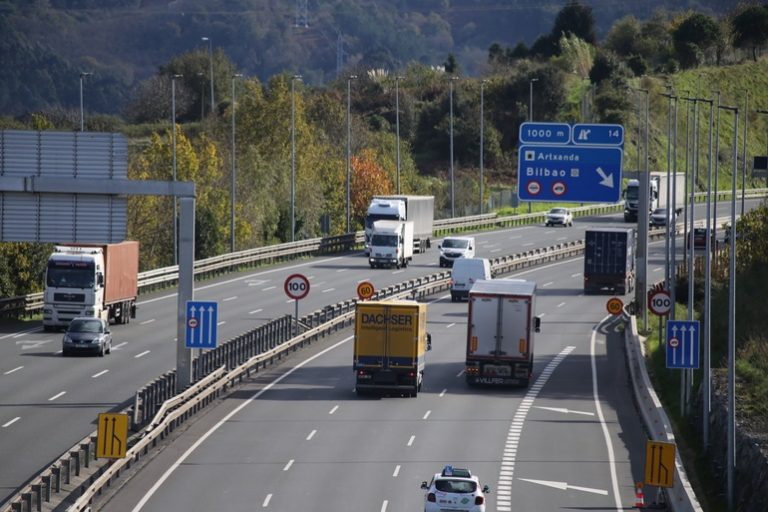 La UE acuerda la reforma de la ‘Euroviñeta’ que repercute en el peaje de los camiones su huella ecológica