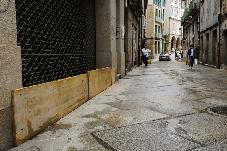 Ourense vive una jornada de limpieza tras los desperfectos causados por  as fuertes precipitaciones