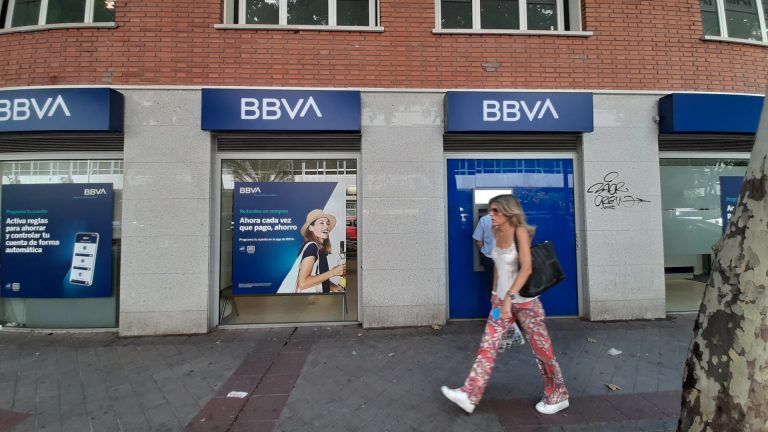 CIG denuncia ante Competencia para que investigue «un posible pacto» en las restricciones de servicio de los bancos