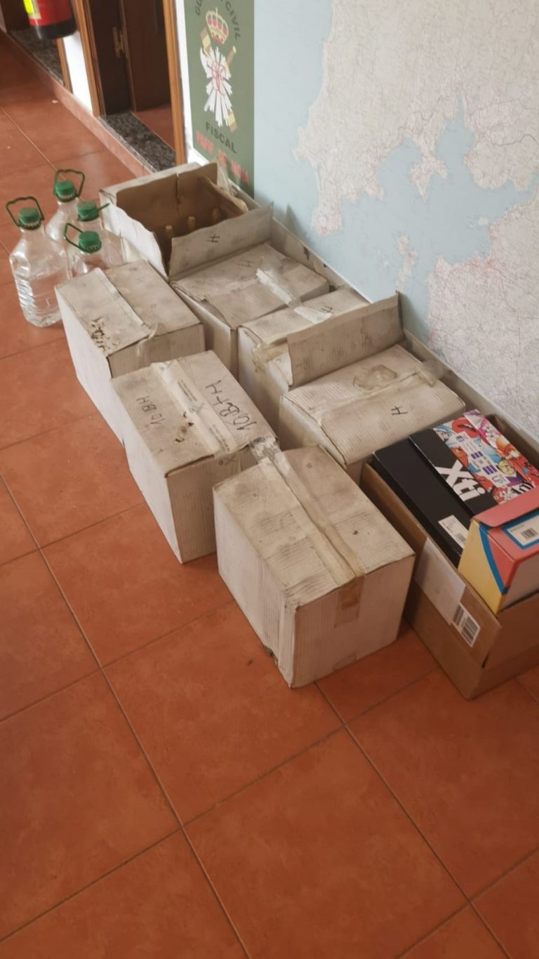Intervenidas botellas y garrafas de aguardiente y 60 cajetillas de tabaco sin precintas fiscales en un almacén en Noia