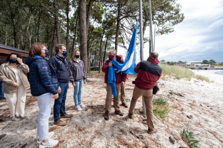 Feijóo señala que las 155 banderas azules de Galicia acreditan su condición de «destino seguro y de calidad»