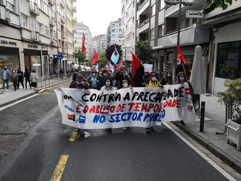 Cientos de empleados públicos marchan por Santiago contra la temporalidad en la administración gallega