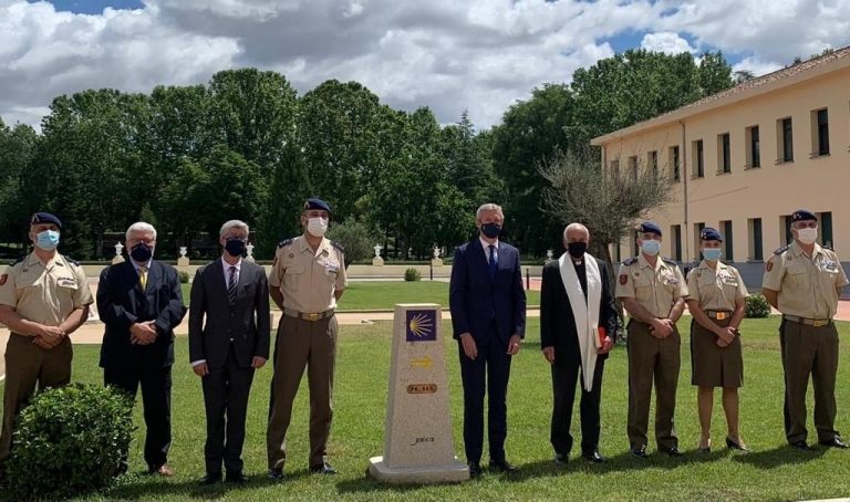 La Xunta coloca un mojón del Camino de Santiago en el cuartel de la Guardia Real en Madrid