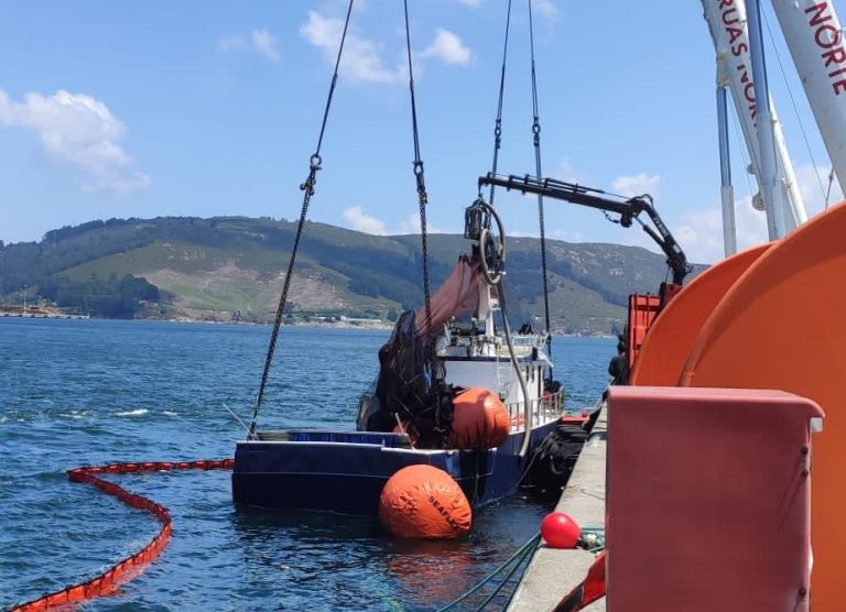 Reflotan en el puerto exterior de Ferrol el cerquero ‘Sempre Güeto’, siniestrado en Cedeira