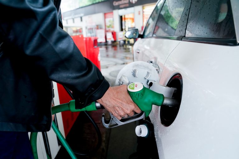 El precio de los carburantes escala a un nuevo máximo y se encarece hasta un 14,6% en lo que va de 2021