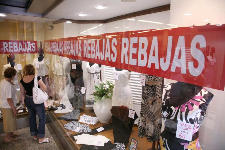 Los comerciantes gallegos urgen al Gobierno que regule los periodos de rebajas para que tengan «el sentido de siempre»