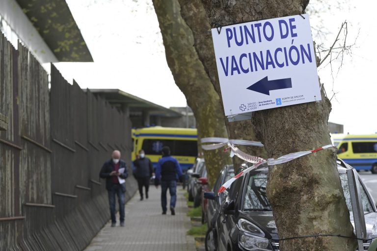 Feijóo ratifica que los mayores de 40 quedarán inmunizados en julio y vuelve a pedir prudencia a los más jóvenes