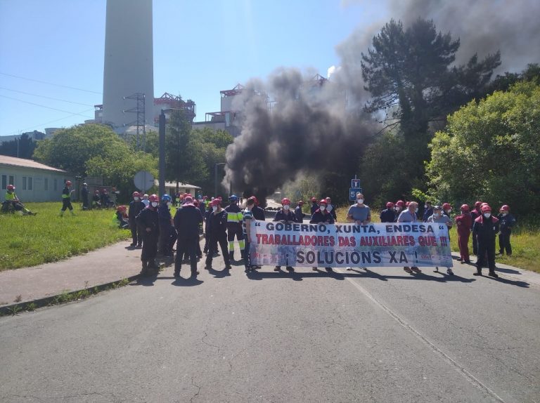 Barricada y movilización en As Pontes ante los traslados y despedidos de operarios de auxiliares de Endesa