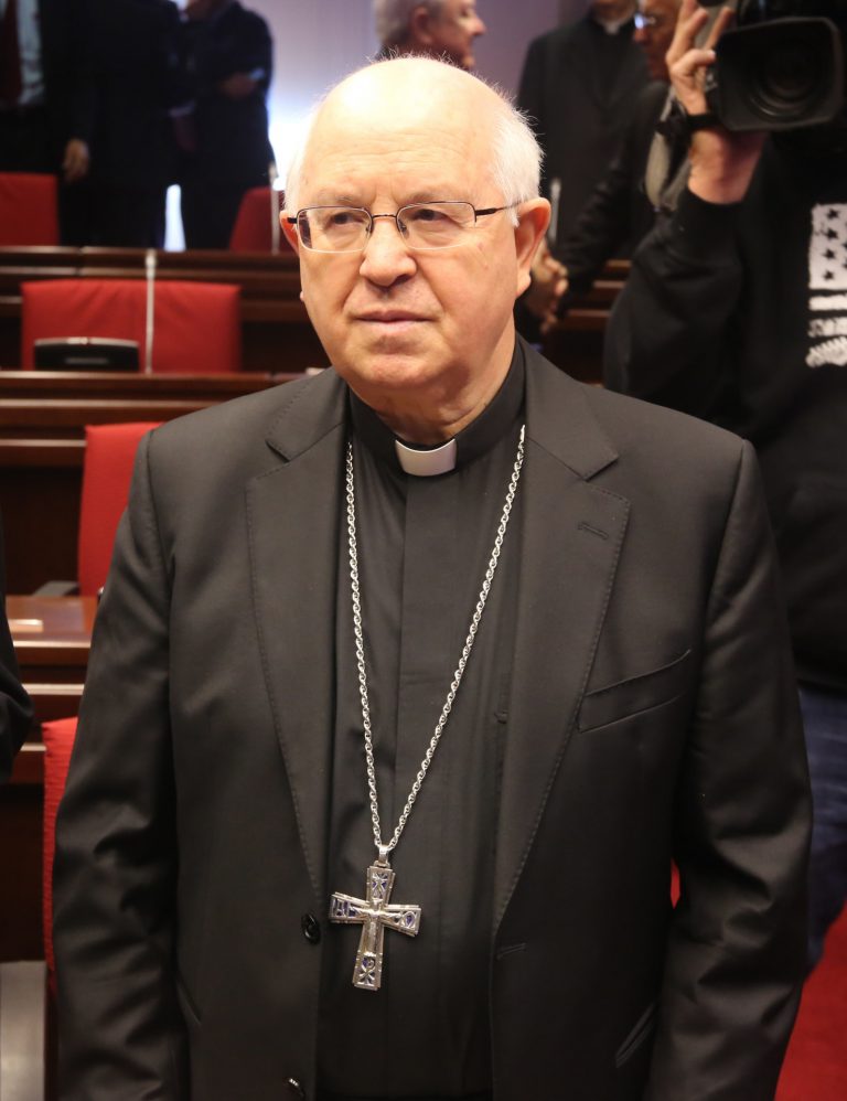 El arzobispo de Santiago reivindica la «atención humana, espiritual y médica» frente al «acto homicida» de la eutanasia