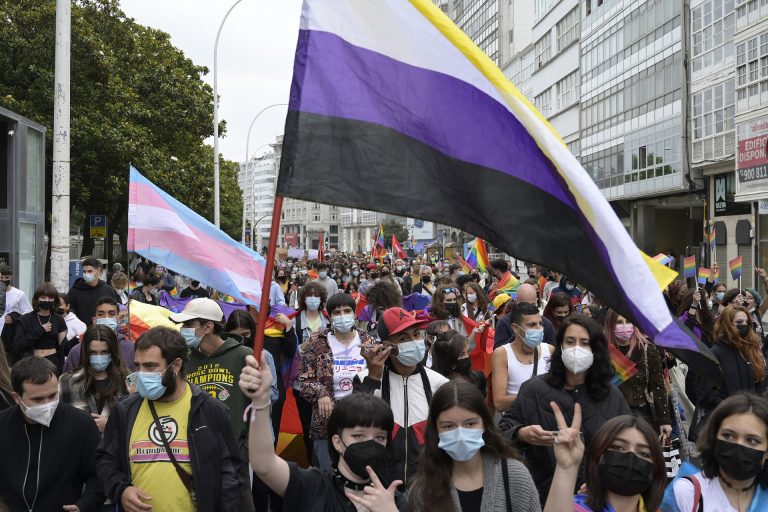 Centenares de personas se concentran en A Coruña con motivo del Orgullo y claman contra la LGTBIfobia