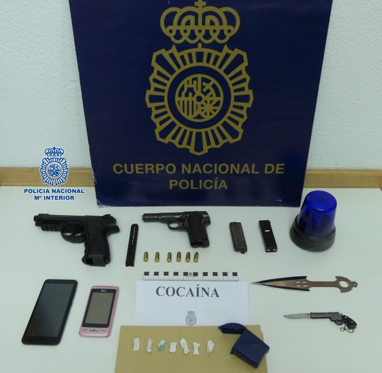 Detenidos dos varones por amenazar con un arma desde un vehículo a una persona en Ribeira (A Coruña)