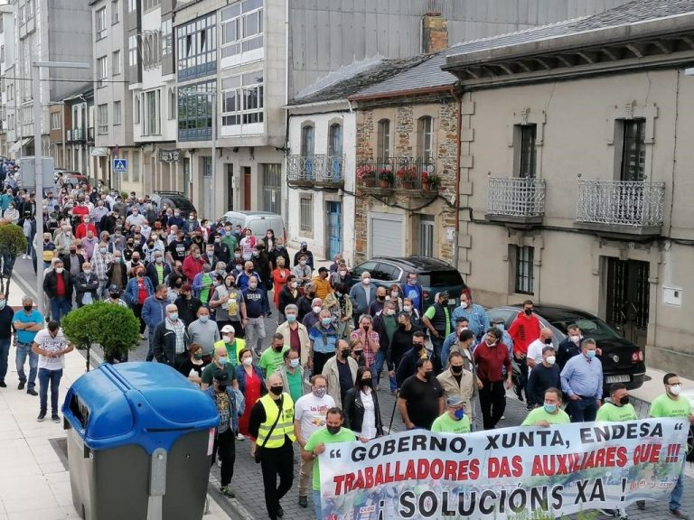 Centenares de personas recorren As Pontes para demandar una solución para el empleo en la comarca