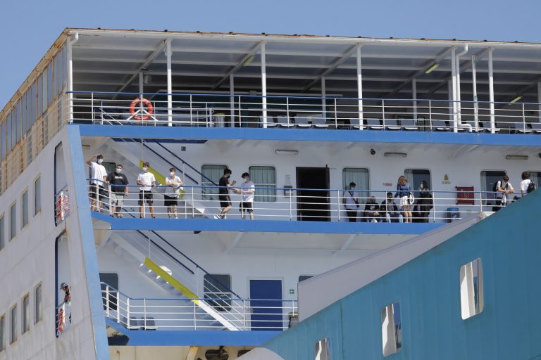 Llega a Valencia el barco con los 118 estudiantes del ‘macrobrote’ de Mallorca, 21 de ellos gallegos