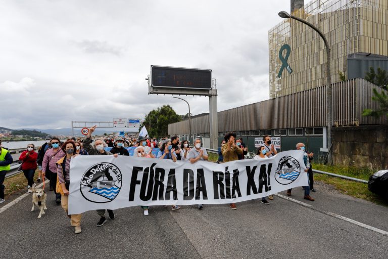 Un millar de personas secundan una manifestación en Pontevedra para reclamar que Ence salga «fuera de la ría ya»