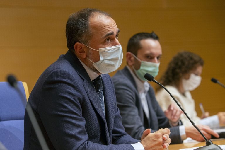El conselleiro de Sanidade, preocupado por la evolución en Galicia: «La desescalada está en peligro»