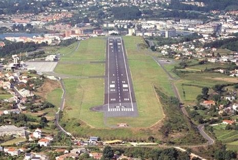 Derivan a Lavacolla a los pasajeros de dos vuelos que tenían que salir de Alvedro este viernes