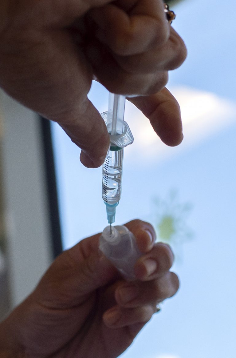 Bruselas asegura estar «preparada» ante una posible tercera dosis de las vacunas