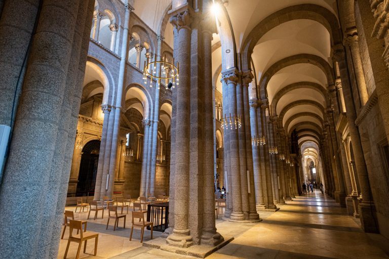La Catedral de Santiago estrena iluminación interior con más de 700 luces