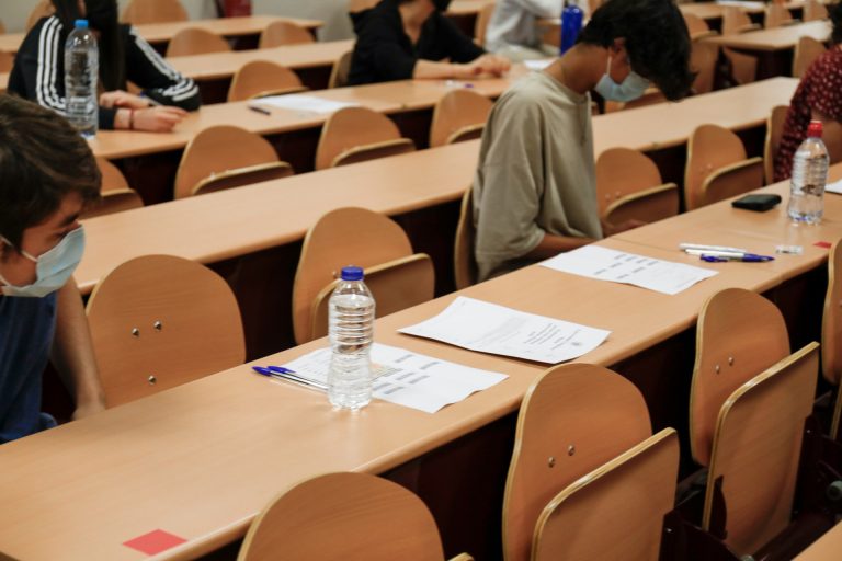 El protocolo escolar 2021-22 permite que alumnos de grupos del mismo curso interactúen en el recreo con baja transmisión