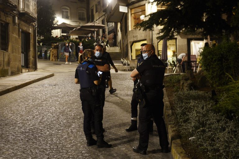 La Policía levanta 17 actas de sanción en A Coruña por intentos de botellón en la noche del viernes