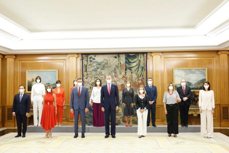 Los nuevos ministros y vicepresidentas de Sánchez prometen sus cargos y Díaz usa la fórmula «Consejo de Ministras»