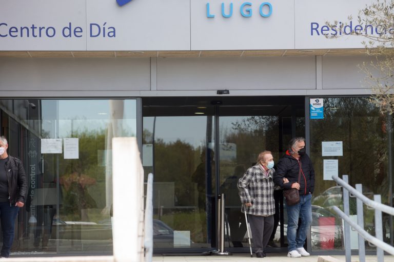 Dos nuevos positivos elevan a siete los usuarios contagiados en dos residencias de Galicia