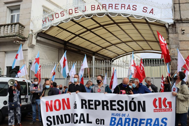 Trabajadores y delegados de CIG se concentran ante Barreras para rechazar el despido «injusto» de un sindicalista