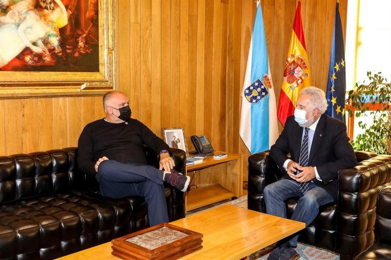 El presidente del Parlamento gallego recibe al chef José Andrés tras culminar su peregrinación a Compostela