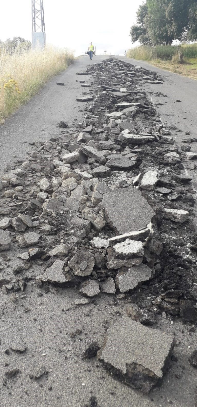 Revientan de madrugada el asfalto en una carretera de Portomarín y la Diputación denuncia ante la Guardia Civil