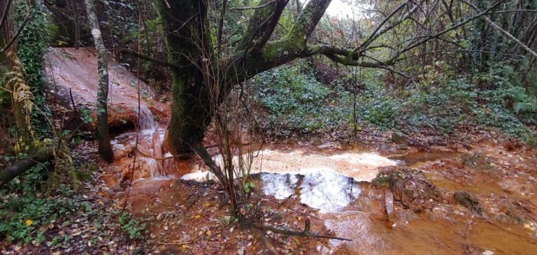 La Xunta detecta «deficiencias» en el plan de restauración de la mina de Touro y sanciona la falta de drenajes