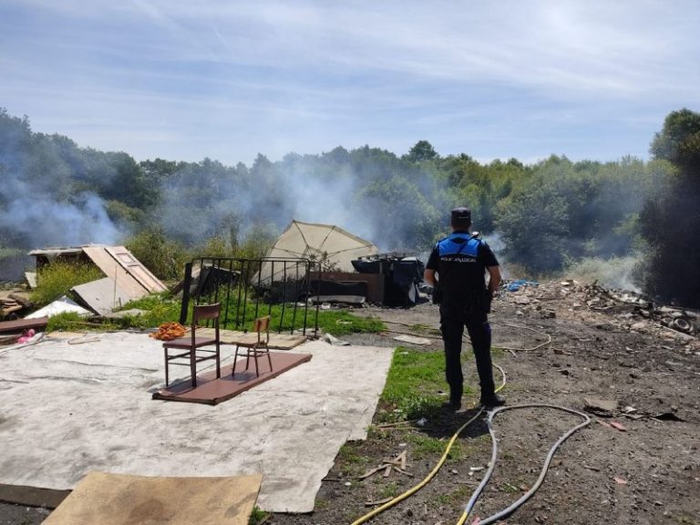 Investigan un incendio intencionado de neumáticos en el poblado de O Carqueixo en Lugo