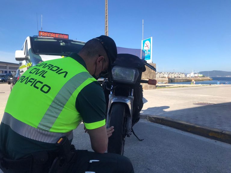 Interceptado en Muros un motorista con cocaína en el organismo que circulaba en una moto sin retrovisores