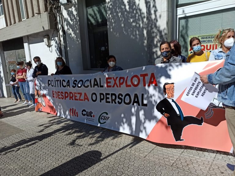 Personal de Política Social protesta en Santiago contra el «abandono» de la Xunta a residencias y escuelas infantiles