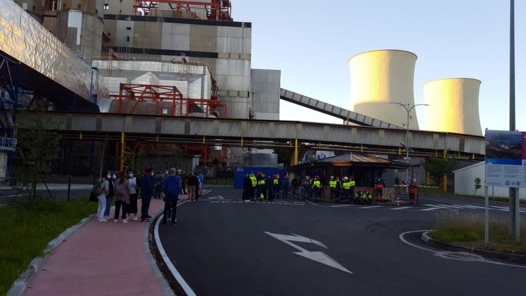 Trabajadores de auxiliares y sindicalistas cortan accesos a la térmica y a la central de ciclo combinado en As Pontes