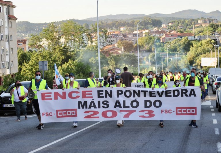 Miles de personas se movilizan en Pontevedra por la continuidad de Ence y el comité avisa que estará «en pie de guerra»