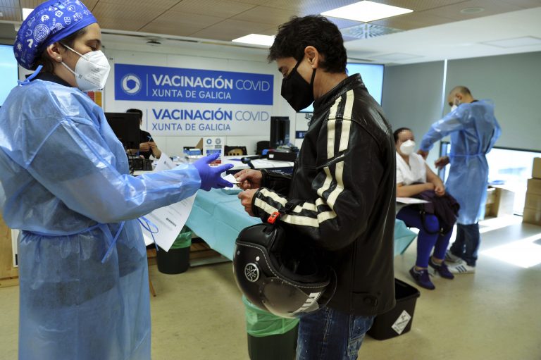 Más del 65% de la población a vacunar en Galicia contra la covid-19 cuenta ya con la pauta completa