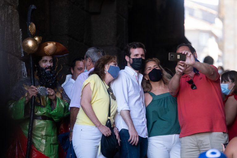 Casado asiste a la misa del peregrino y se fotografía con turistas en Santiago: «Pablo, hay que arrasar, como en Madrid»