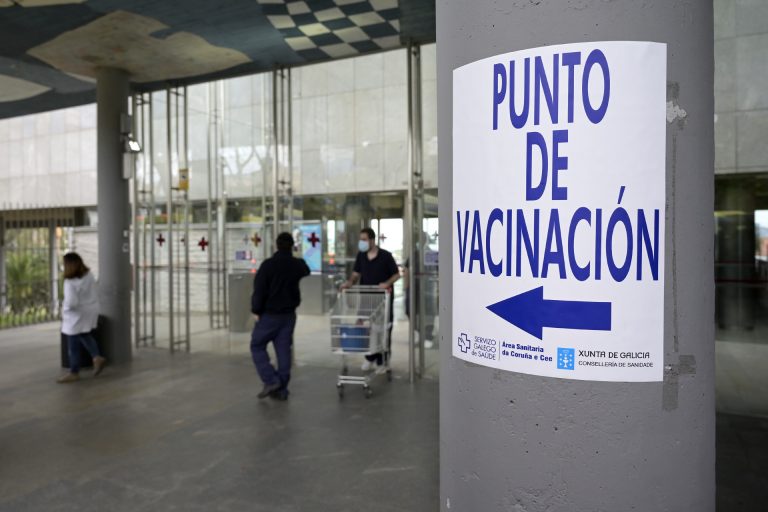 Un 74% de los gallegos a vacunar cuentan ya con una dosis y más del 65% tiene la pauta completa