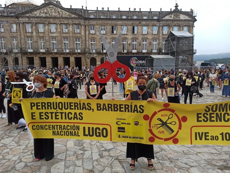 Profesionales gallegos de peluquerías claman en el Obradoiro por una bajada del IVA