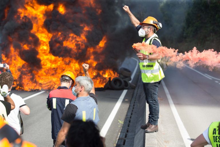 Trabajadores exigen la intervención de la planta de Alcoa en Cervo en una protesta con quema de neumáticos