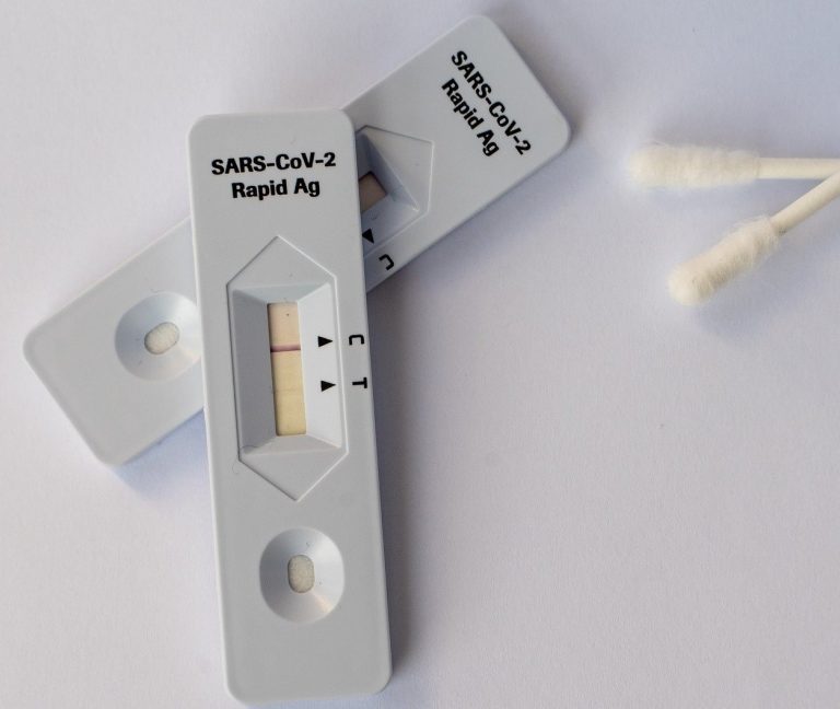 Sanidad espera que los test de antígenos en farmacias tengan un precio de «6 a 10 euros»