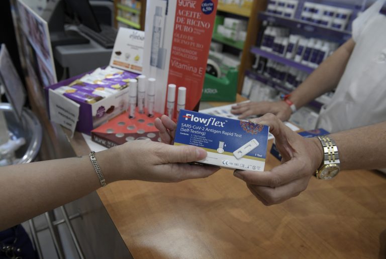 El BOE publica el real decreto que permite la venta de test de antígenos en farmacias sin receta
