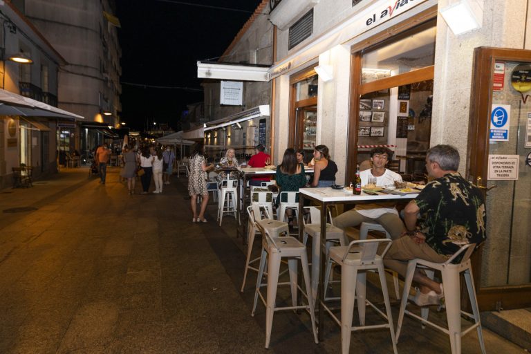 La Xunta autoriza a abrir las terrazas de las discotecas en los ayuntamientos de máximo y alto riesgo hasta la 1